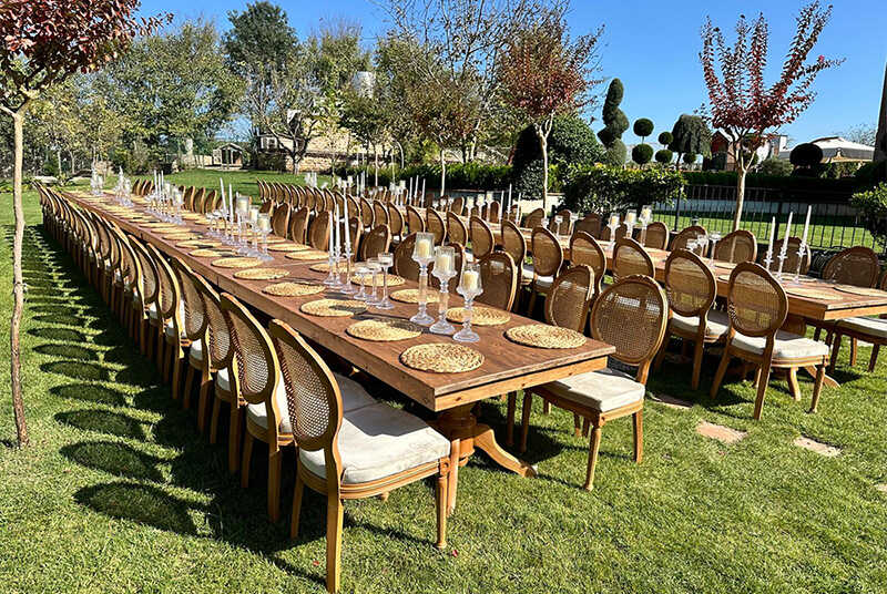 Bahçeşehir Ahşap Masa Sandalye Kiralama – Düğün ve Nişan Organizasyonu